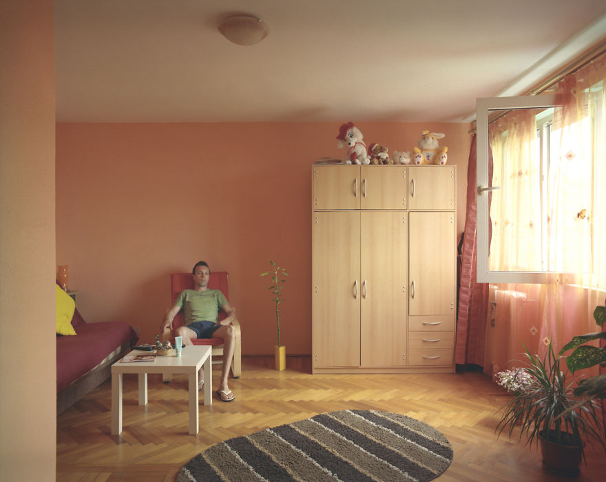 10-identical-apartments-10-different-lives-documented-by-romanian-artist-7__880