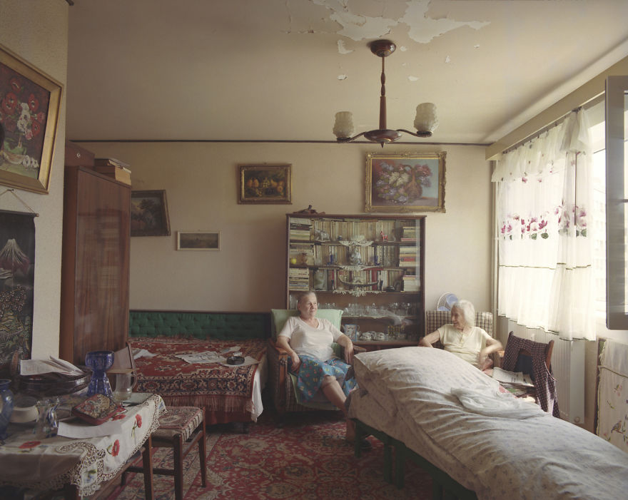 10-identical-apartments-10-different-lives-documented-by-romanian-artist-9__880